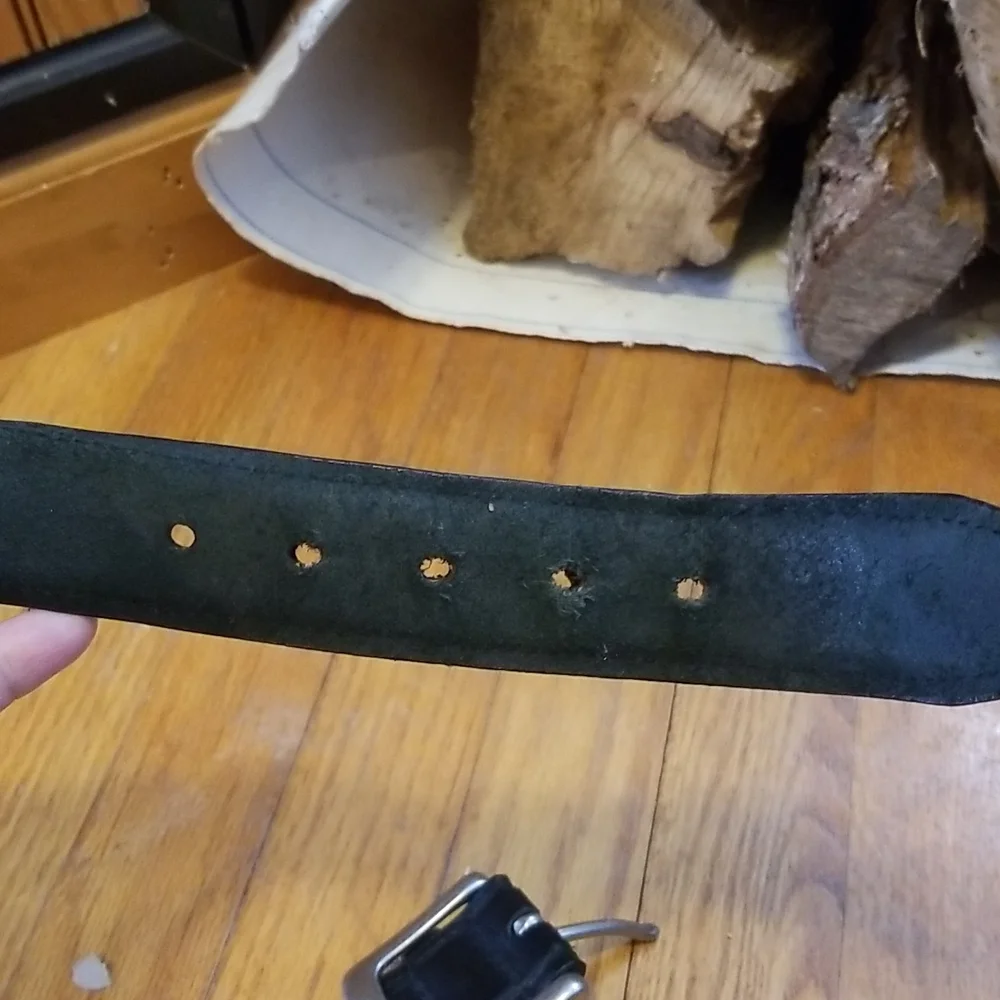 Columbia size 42 black leather belt, unisex